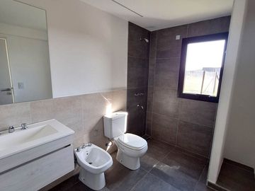 CASA EN VENTA 2 DORMITORIOS -  BARRIO ECOTIERRA