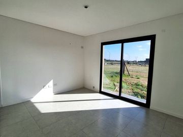 CASA EN VENTA 2 DORMITORIOS -  BARRIO ECOTIERRA