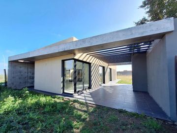 CASA EN VENTA 2 DORMITORIOS -  BARRIO ECOTIERRA