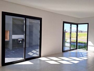 CASA EN VENTA 2 DORMITORIOS -  BARRIO ECOTIERRA