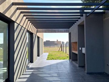 CASA EN VENTA 2 DORMITORIOS -  BARRIO ECOTIERRA