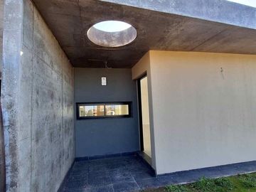 CASA EN VENTA 2 DORMITORIOS -  BARRIO ECOTIERRA
