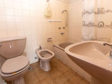 VENTA, DEPARTAMENTO 4 AMBIENTES C/BAICON AL FRENTE