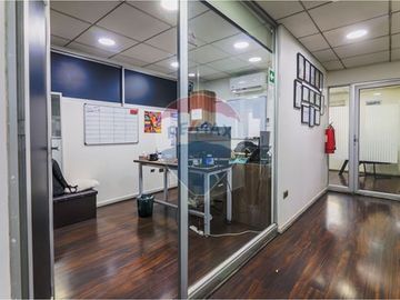 Bodega con oficinas en Recoleta: Oportunidad Única