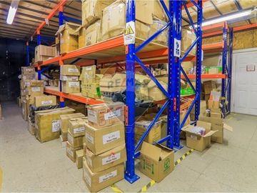 Bodega con oficinas en Recoleta: Oportunidad Única