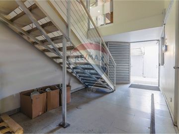 Bodega con oficinas en Recoleta: Oportunidad Única