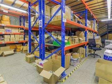 Bodega con oficinas en Recoleta: Oportunidad Única