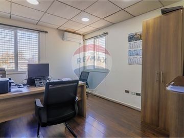 Bodega con oficinas en Recoleta: Oportunidad Única