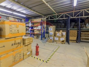 Bodega con oficinas en Recoleta: Oportunidad Única