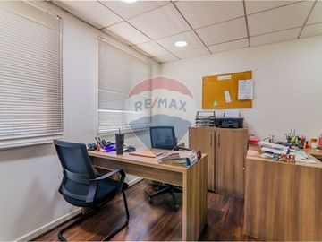 Bodega con oficinas en Recoleta: Oportunidad Única