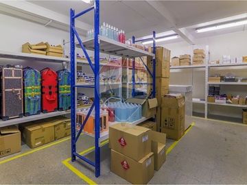 Bodega con oficinas en Recoleta: Oportunidad Única