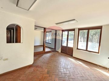 Las Condes: Casa Espaciosa y Céntrica