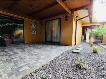 Casa en La Reina, Espaciosa y Acogedora Joyita