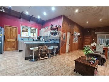 Parcela con 3 casas y gran piscina en Linderos