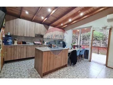 Parcela con 3 casas y gran piscina en Linderos