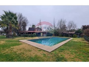 Parcela con 3 casas y gran piscina en Linderos