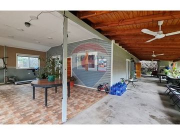 Parcela con 3 casas y gran piscina en Linderos