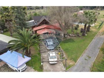 Parcela con 3 casas y gran piscina en Linderos