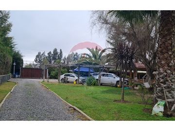 Parcela con 3 casas y gran piscina en Linderos