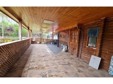 Parcela con 3 casas y gran piscina en Linderos