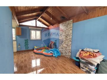 Parcela con 3 casas y gran piscina en Linderos
