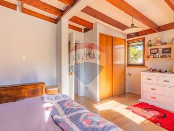 Casa con jardín piscina y depto. indep. Las Condes