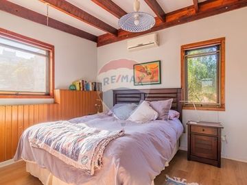 Casa con jardín piscina y depto. indep. Las Condes