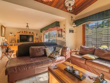 Casa con jardín piscina y depto. indep. Las Condes