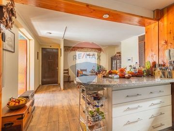 Casa con jardín piscina y depto. indep. Las Condes