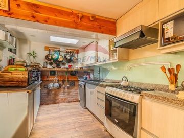 Casa con jardín piscina y depto. indep. Las Condes