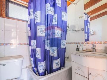 Casa con jardín piscina y depto. indep. Las Condes