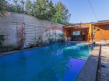 Casa con jardín piscina y depto. indep. Las Condes