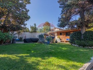 Casa con jardín piscina y depto. indep. Las Condes