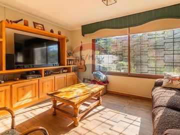 Casa con jardín piscina y depto. indep. Las Condes