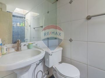 Casa con jardín piscina y depto. indep. Las Condes