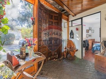 Casa con jardín piscina y depto. indep. Las Condes