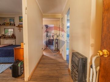 Casa con jardín piscina y depto. indep. Las Condes