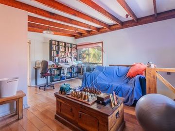 Casa con jardín piscina y depto. indep. Las Condes