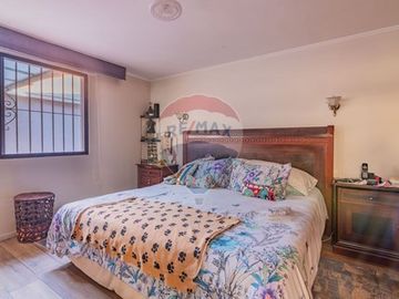 Casa con jardín piscina y depto. indep. Las Condes