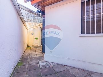 Casa con jardín piscina y depto. indep. Las Condes