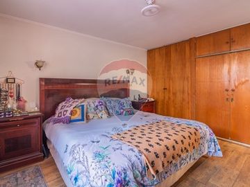 Casa con jardín piscina y depto. indep. Las Condes