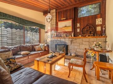 Casa con jardín piscina y depto. indep. Las Condes