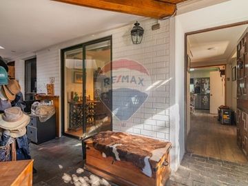 Casa con jardín piscina y depto. indep. Las Condes