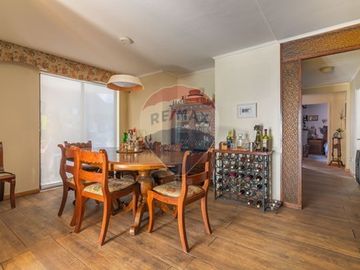 Casa con jardín piscina y depto. indep. Las Condes