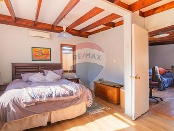 Casa con jardín piscina y depto. indep. Las Condes