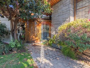 Casa con jardín piscina y depto. indep. Las Condes