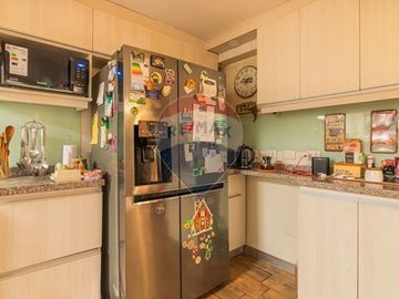 Casa con jardín piscina y depto. indep. Las Condes