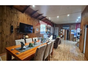 Parcela con 3 casas y gran piscina en Linderos