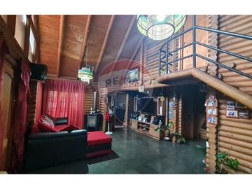 Parcela con 3 casas y gran piscina en Linderos