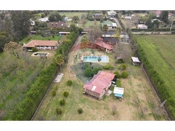 Parcela con 3 casas y gran piscina en Linderos